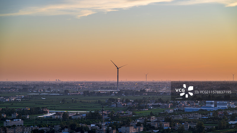 夕阳下的风车图片素材