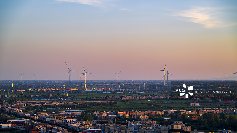夕阳下的风力发电机组图片素材