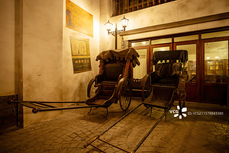 博物馆里两辆古董人力车图片素材