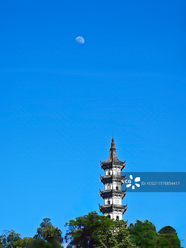 日间古塔畔悬月图片素材
