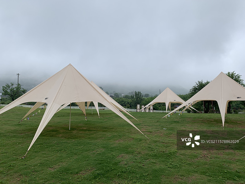 草地上的帐篷，露营团建场地图片素材