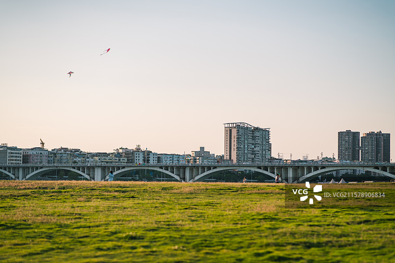 城市公园草坪上放风筝图片素材