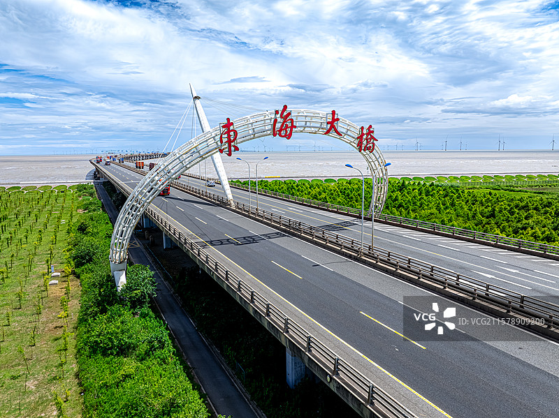 东海大桥 集装箱卡车来往上海港洋山深水港与临港产业区的跨海大桥 世界经济动脉 S2沪芦高速公路图片素材