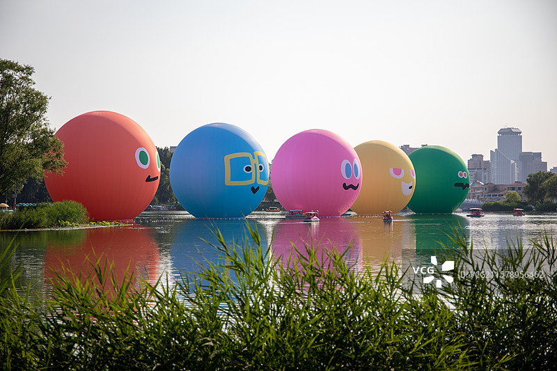 北京朝阳公园卡通大气球图片素材