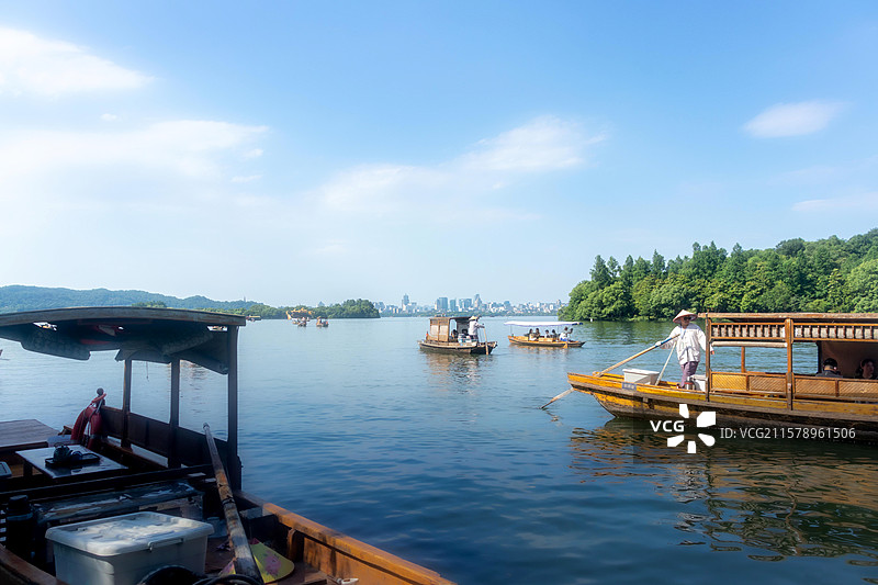 游船接待中心码头上穿梭的游船图片素材