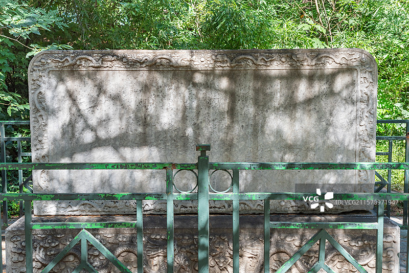 北京大学未名湖南岸乾隆诗碑图片素材