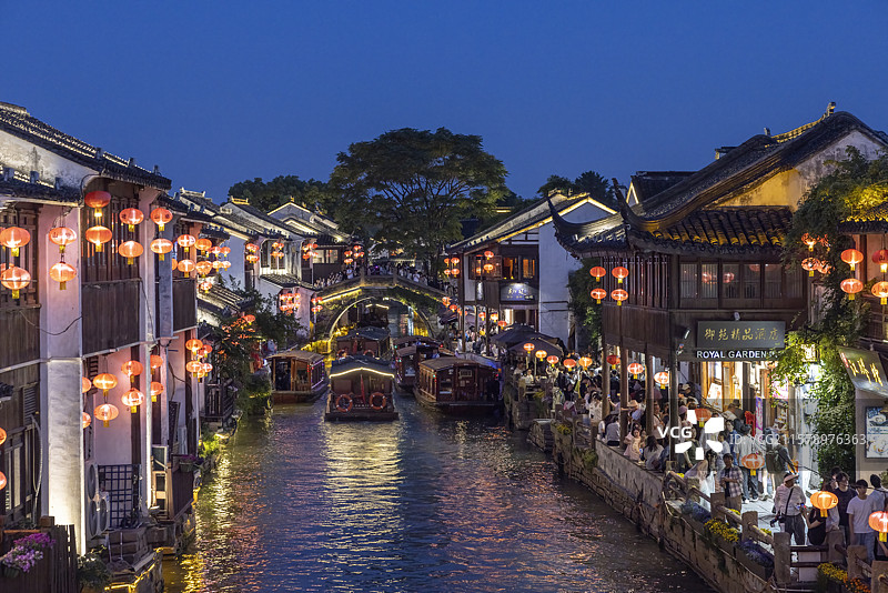 夜晚蓝调时刻苏州山塘街灯光夜景图片素材