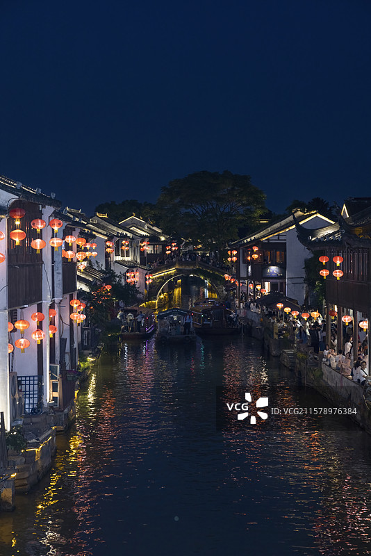 夜晚蓝调时刻苏州山塘街灯光夜景图片素材