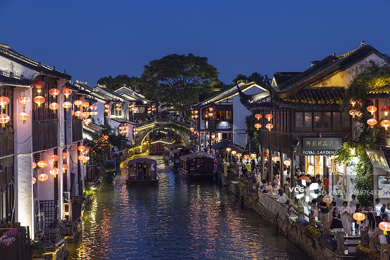 夜晚蓝调时刻苏州山塘街灯光夜景图片素材