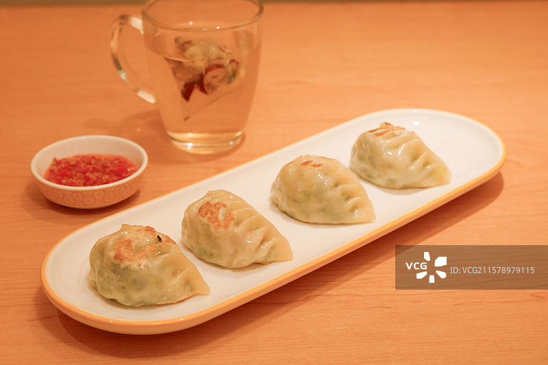 广东粤式小吃早茶点心韭菜煎饺图片素材