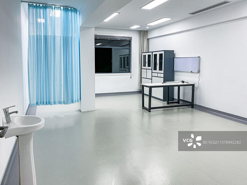 中国医疗诊所医疗器械拍摄主题，医院里的看病治病的房间，蓝色的布帘和洗手盆，室内图像摄影图片素材