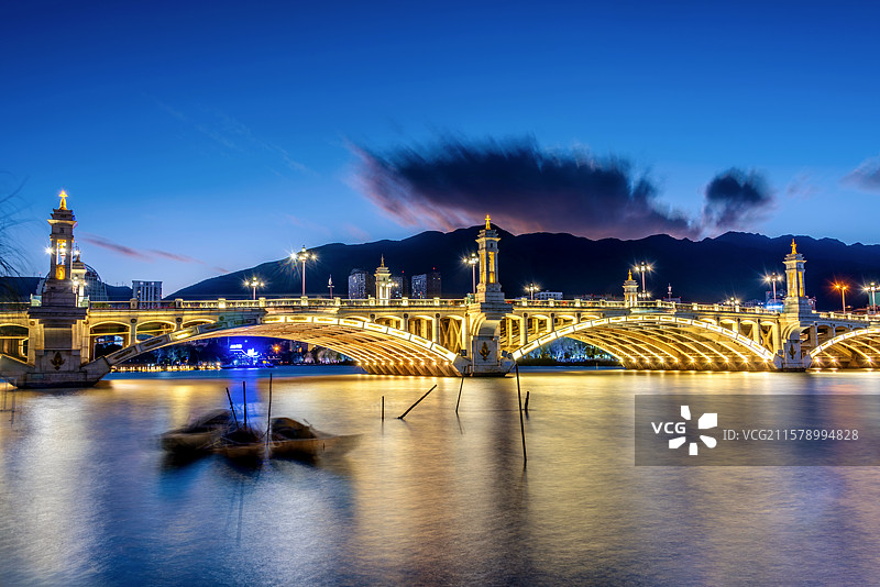 中国云南大理西洱河兴盛大桥夜景风光图片素材