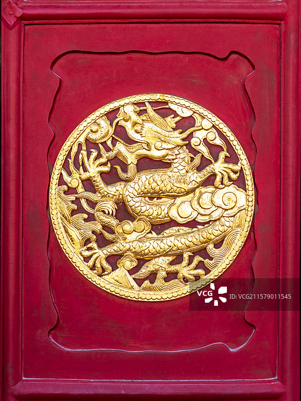 中国沈阳故宫大政殿宫门雕龙纹饰图片素材