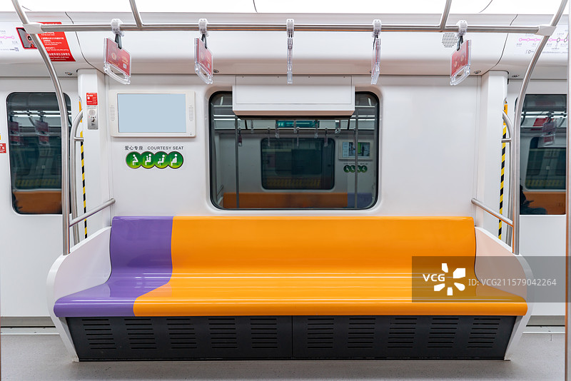 空旷的上海地铁车厢内一排橙色的座位图片素材