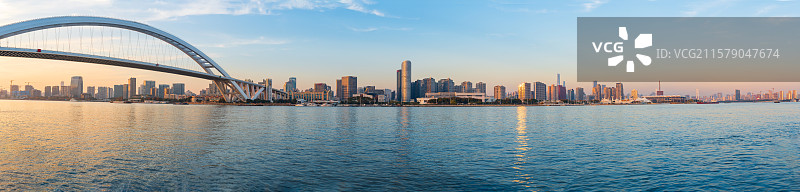 上海卢浦大桥和滨江城市风光全景 城市天际线倒影 中国船舶馆 轮渡码头图片素材