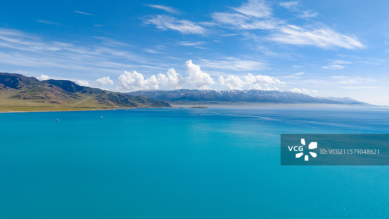 航拍晴空下的赛里木湖图片素材