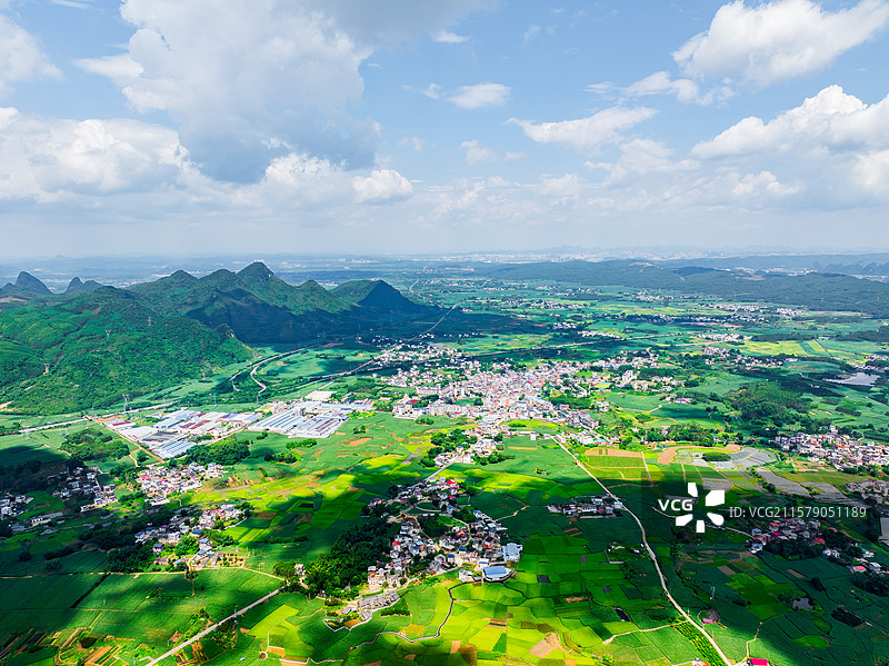 广西柳州柳南区喀斯特地貌田园、峰林航拍视角风光图片素材