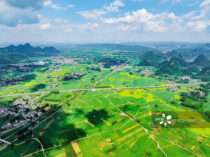广西柳州柳南区喀斯特地貌田园、峰林航拍视角风光图片素材