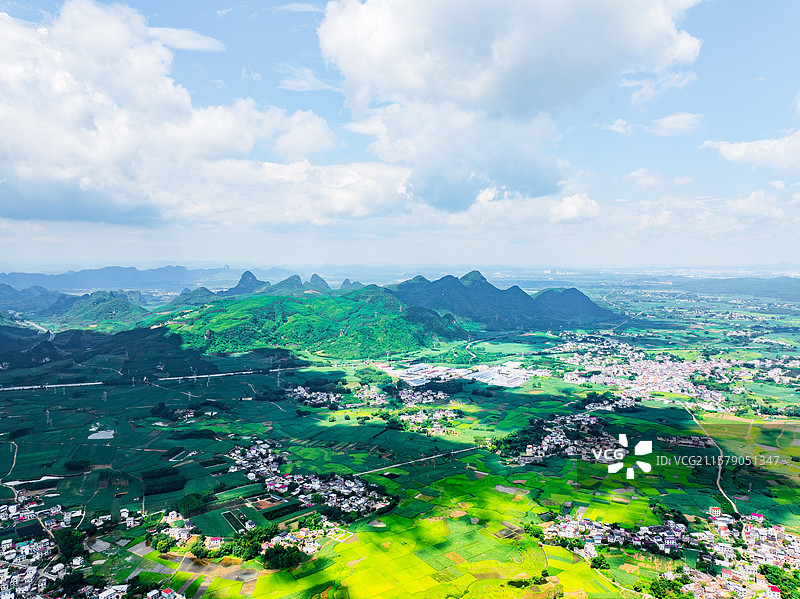 广西柳州柳南区喀斯特地貌田园、峰林航拍视角风光图片素材