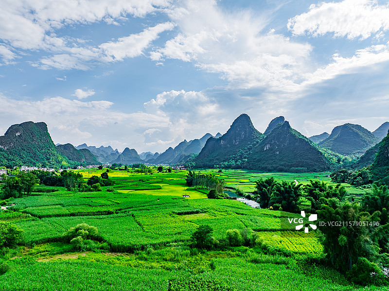 广西柳州柳南区喀斯特地貌田园、峰林航拍视角风光图片素材