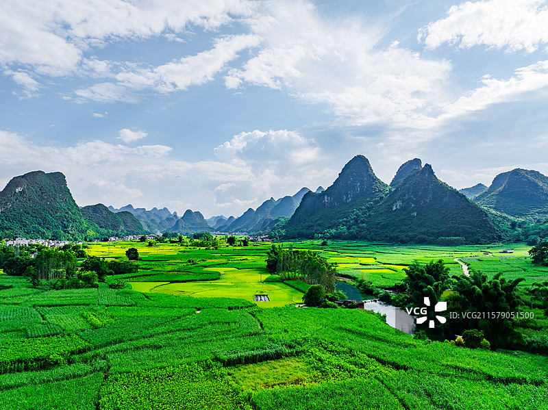 广西柳州柳南区喀斯特地貌田园、峰林航拍视角风光图片素材