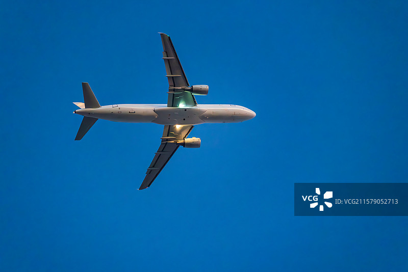 一架飞机从夜空中飞过低视角近距离视图图片素材