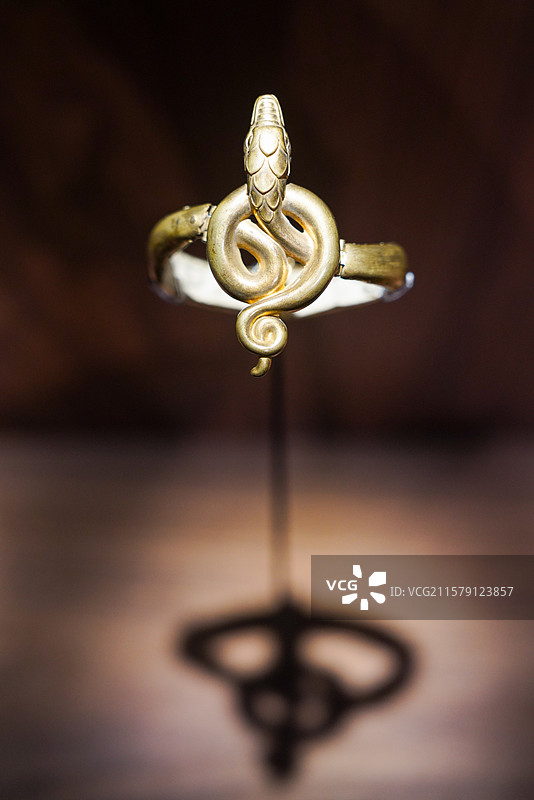 瑰宝启幕：法兰西喜剧院舞台珠宝臻藏”展览，L'ÉCOLE珠宝艺术中心 手镯 灵蛇图案铰链式道具手镯图片素材