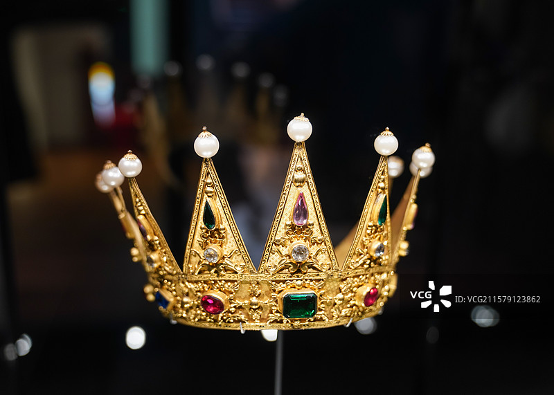 瑰宝启幕：法兰西喜剧院舞台珠宝臻藏”展览，L'ÉCOLE珠宝艺术中心 珍珠 冠冕 桂冠 王冠图片素材