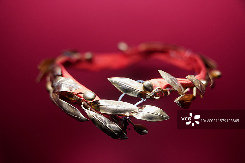 瑰宝启幕：法兰西喜剧院舞台珠宝臻藏”展览，L'ÉCOLE珠宝艺术中心 橄榄叶王冠图片素材