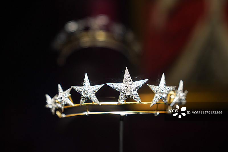 瑰宝启幕：法兰西喜剧院舞台珠宝臻藏”展览，L'ÉCOLE珠宝艺术中心 发髻 头饰 皇冠图片素材