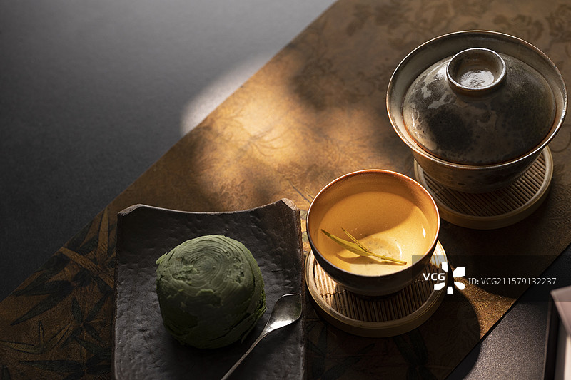黄山毛峰茶和中式糕点抹茶酥图片素材