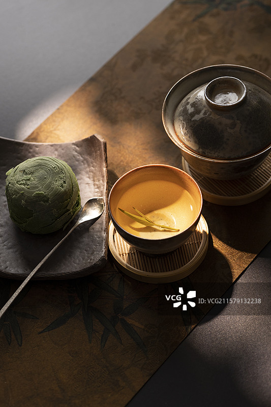 黄山毛峰茶和中式糕点抹茶酥图片素材