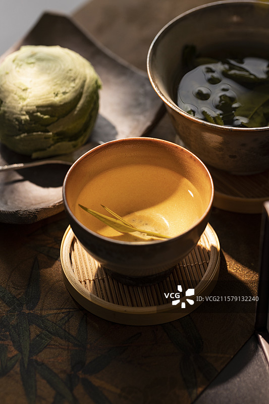 黄山毛峰茶和中式糕点抹茶酥图片素材