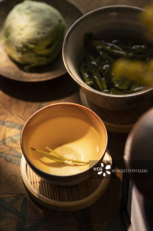 黄山毛峰茶和中式糕点抹茶酥图片素材