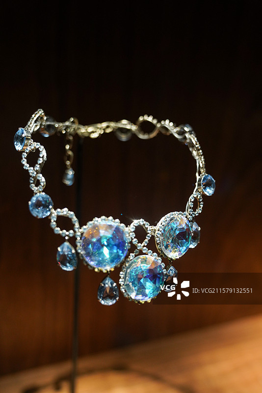 瑰宝启幕：法兰西喜剧院舞台珠宝臻藏”展览，L'ÉCOLE珠宝艺术中心 宝石 项链图片素材