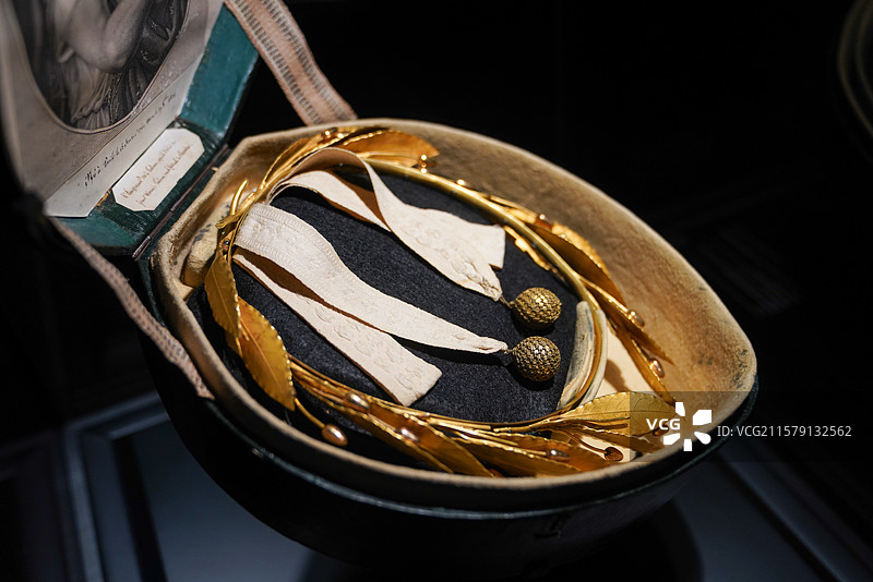 瑰宝启幕：法兰西喜剧院舞台珠宝臻藏”展览，L'ÉCOLE珠宝艺术中心 尼禄 桂冠 《布里塔尼库斯》图片素材