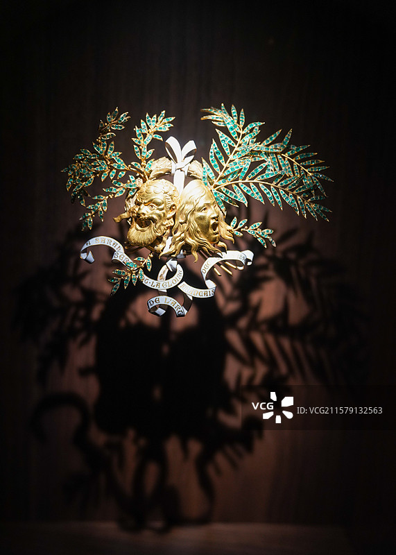 瑰宝启幕：法兰西喜剧院舞台珠宝臻藏”展览，L'ÉCOLE珠宝艺术中心 胸针 珐琅图片素材