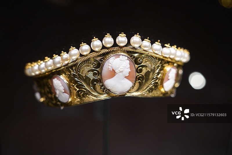 瑰宝启幕：法兰西喜剧院舞台珠宝臻藏”展览，L'ÉCOLE珠宝艺术中心 珍珠 冠冕 桂冠 王冠图片素材