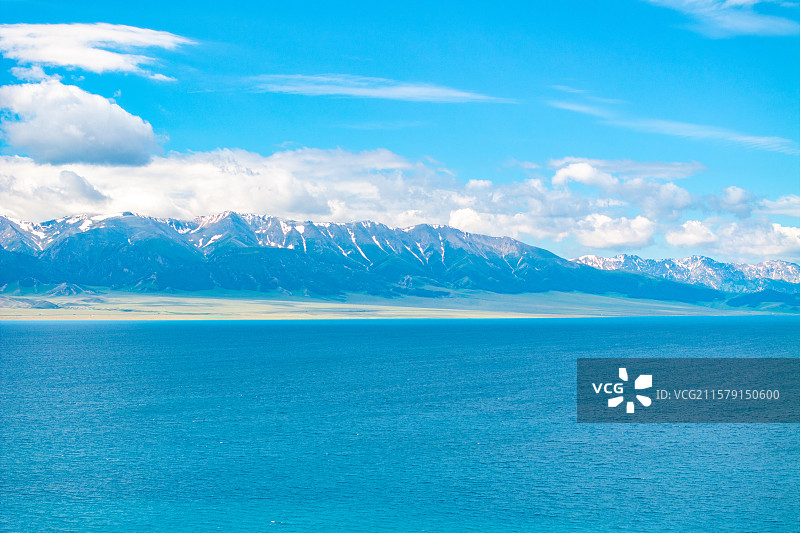 航拍夏天蓝天白云下的新疆赛里木湖风光，水天一色图片素材