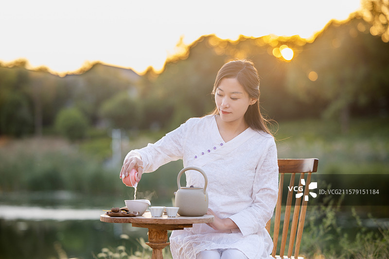 年轻女人在户外品茶图片素材