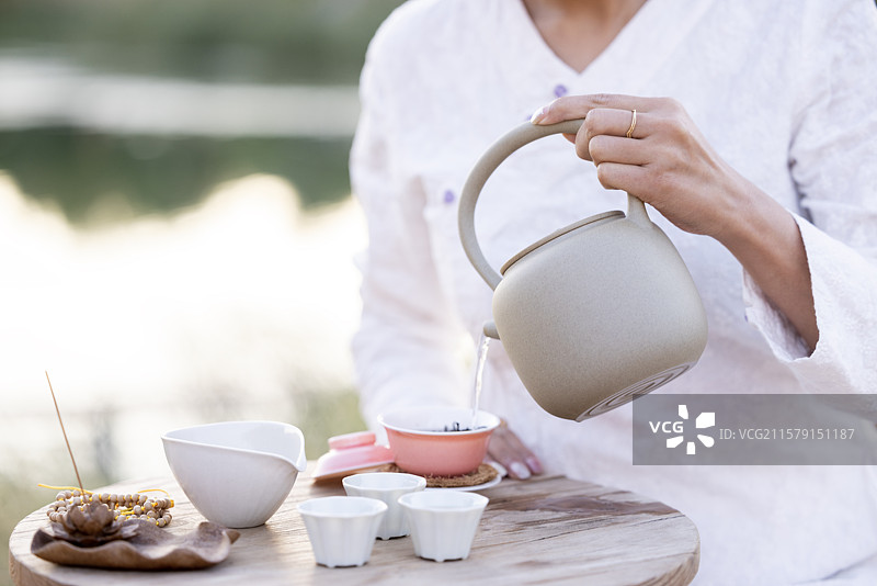 年轻女人在户外品茶图片素材