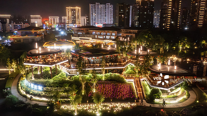 台州市黄岩的鹭洲树屋夜景图片素材