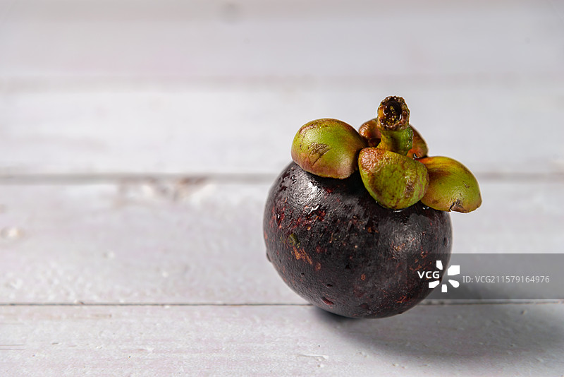 新鲜的山竹放在白色木桌上图片素材