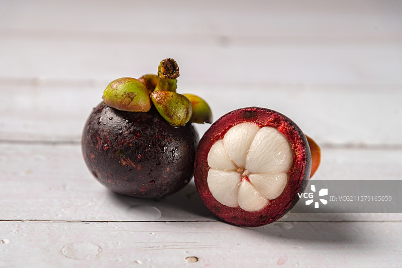 新鲜的山竹放在白色木桌上图片素材