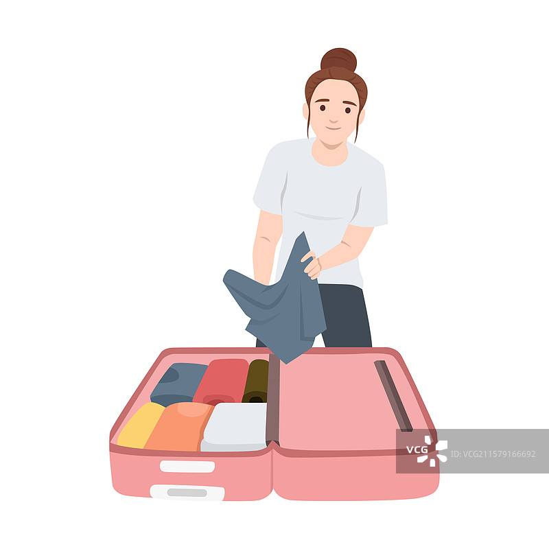 女人正在折叠和打包行李，为旅行做准备图片素材