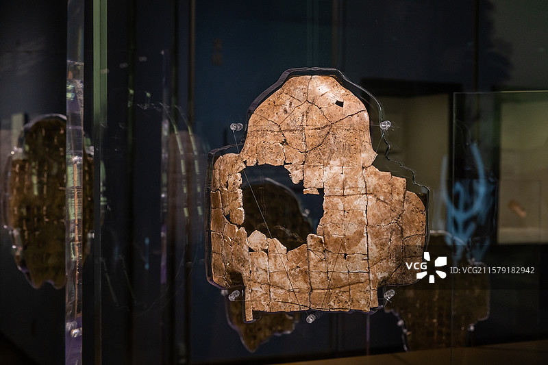 河南安阳殷墟博物馆商"其禦子往田于小示"刻辞卜甲商王武丁时期长18.5宽18.9cm中国社会科学院考图片素材