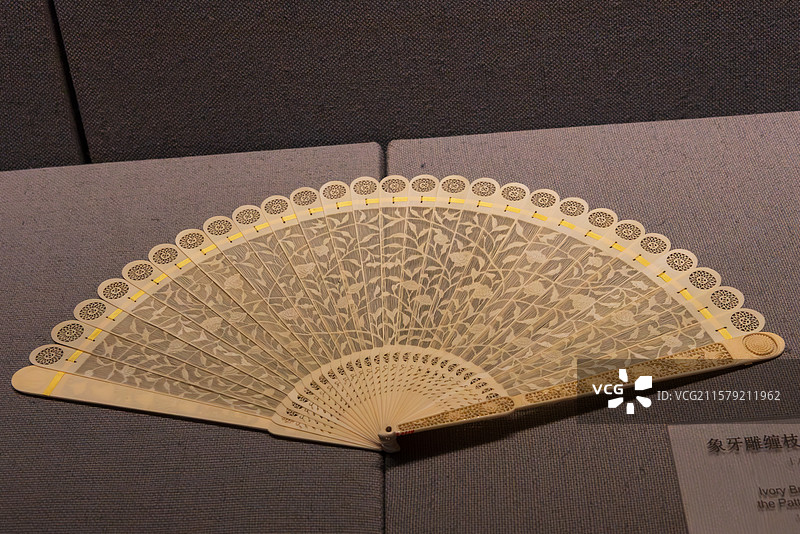 精美的镂空折扇展示图片素材