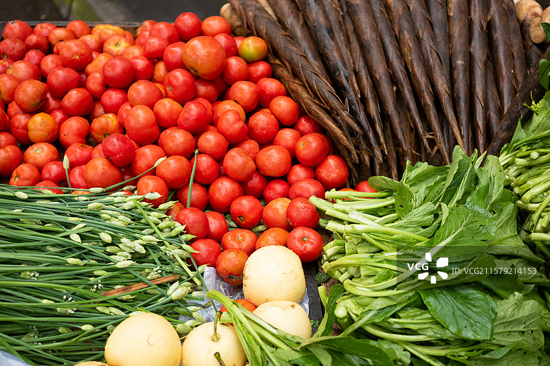 市场上的多种时令新鲜蔬菜，膳食纤维营养，有机食品特写图片素材