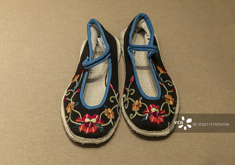 贵州省民族博物馆：毛南族女装（当代，征集于平塘县）图片素材