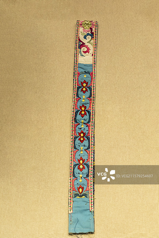 贵州省民族博物馆：仫佬族平绣花卉纹腰带（当代，征集于麻江县）图片素材